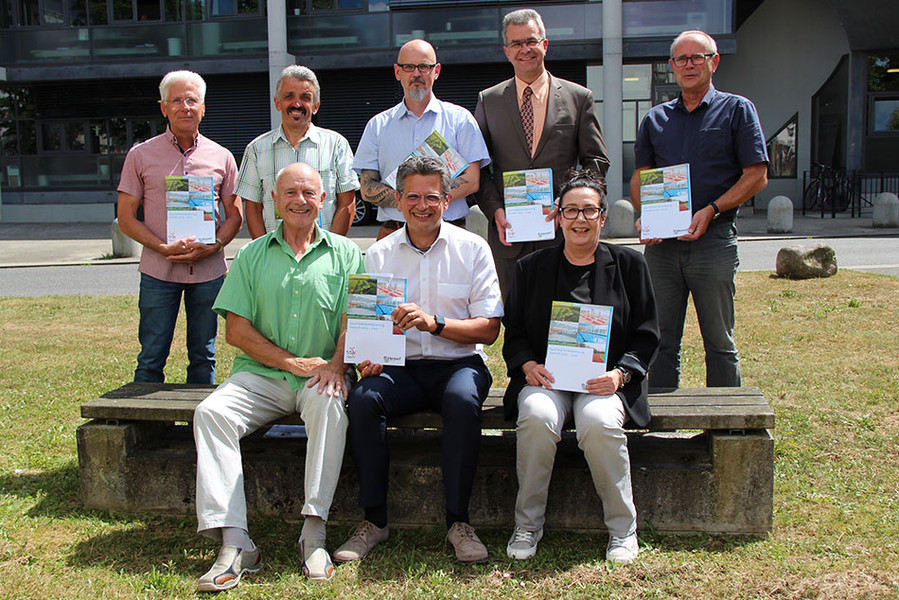 Präsentation der Sportstättenleitplanung (stehend v.l.) Wilfried Schmidt, Wilfried Bolle, Dominique Müller-Grote, Martin Herkt, Klaus Metzner sowie (sitzend v.l.) Günter Kretschmann, Klaus Pipke, Ilona Gerken